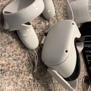 Oculus White Standalone VR Headset with Ergonomic Design